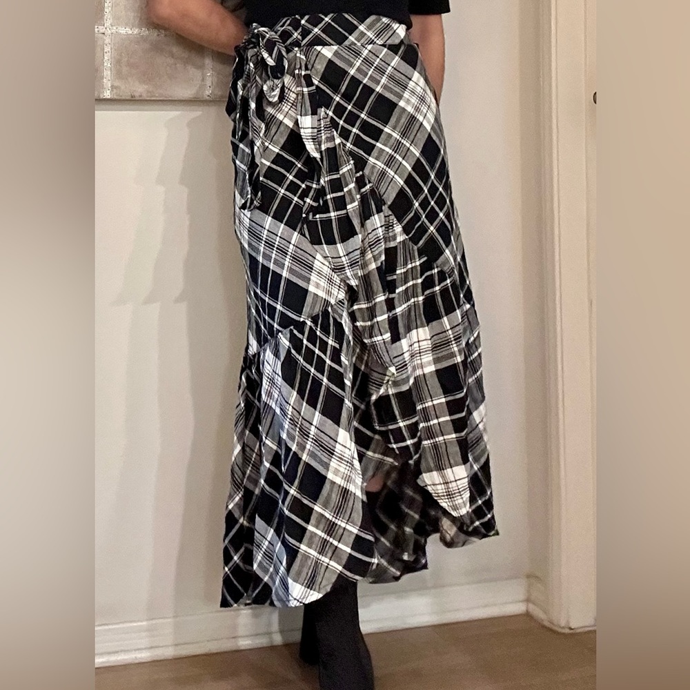 Ralph Lauren Women’s Sale - Black and White Ruffle Wrap Linen Skirt- Size 0